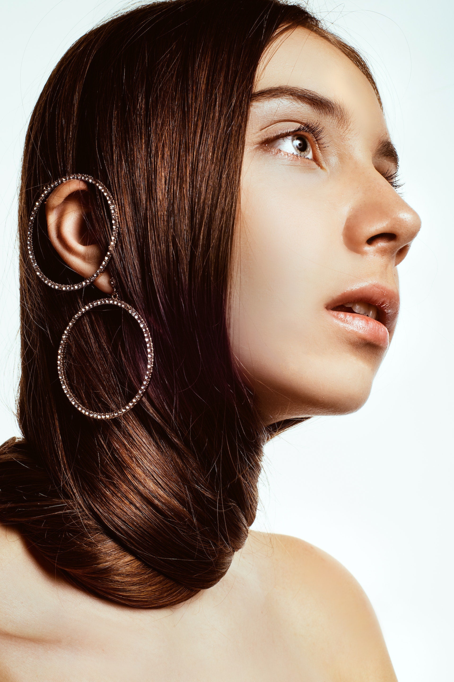 Make a bold statement with a dangle earring. Each earring hangs from the lobe and features a charm or gemstone that dangles freely, providing a sophisticated yet modern touch to your look. Perfect for any occasion.