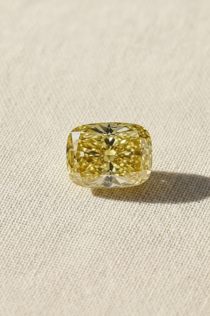 1,01 karaat kussen gemodificeerde laboratoriumgekweekte diamant, VS1/Fancy intens geel