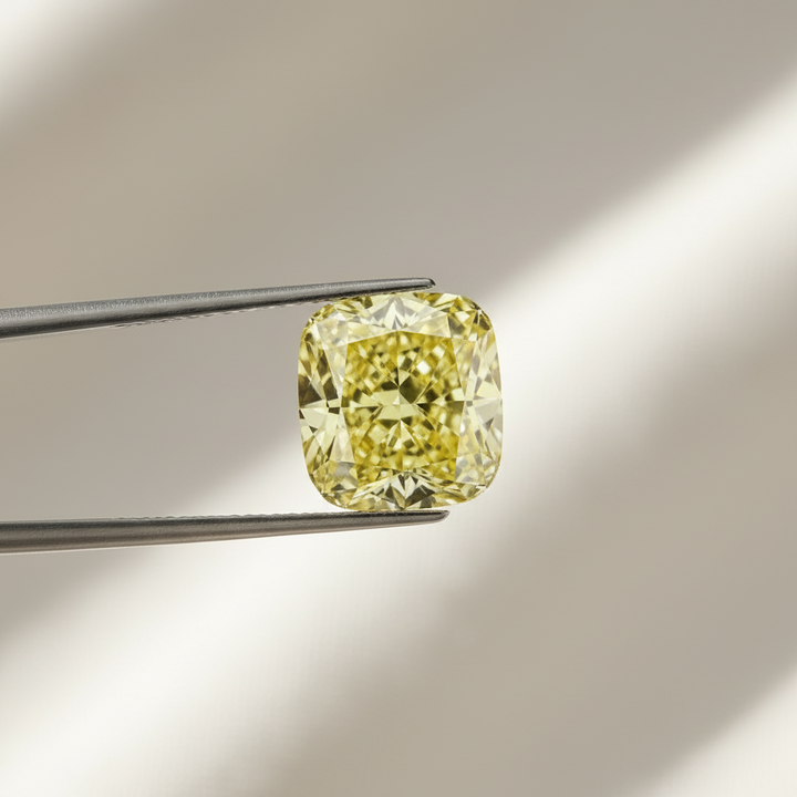 1,14 karaats kussen gemodificeerde laboratoriumgekweekte diamant, VS1/Fancy intens geel