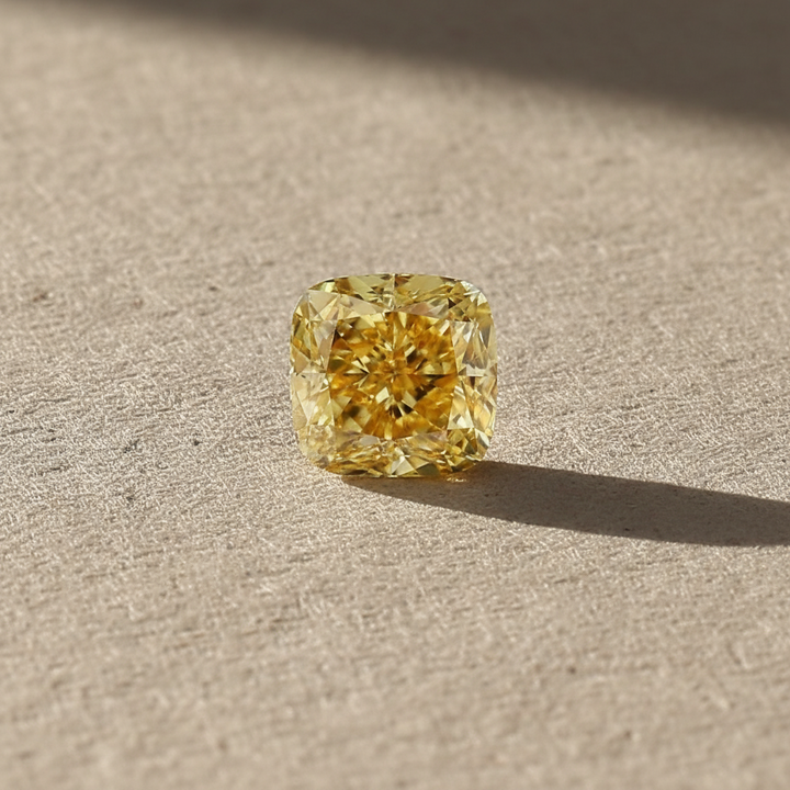 1,54 karaat kussen gemodificeerde laboratoriumgekweekte diamant, VS2/Fancy Vivid Yellow