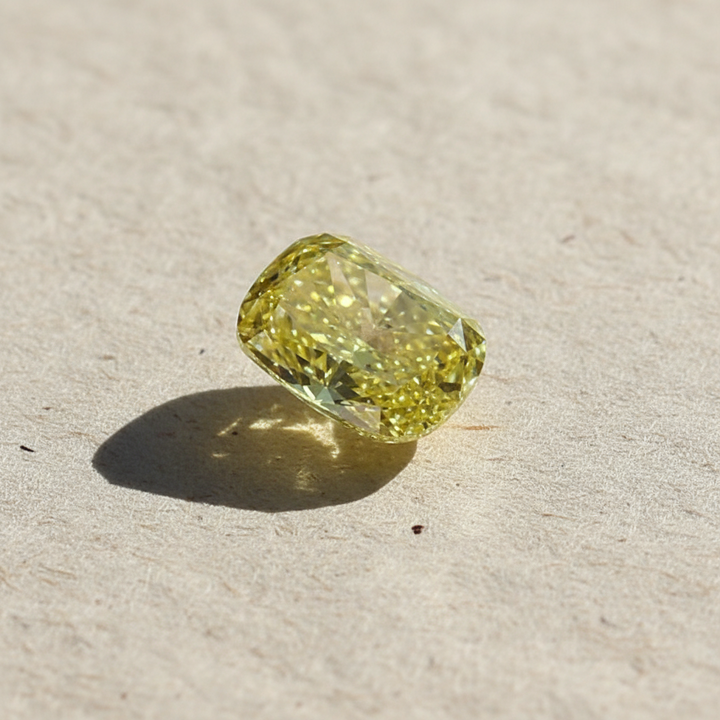 1,75 karaat kussen gemodificeerde laboratorium-gegroeide diamant, VS2/Fancy Vivid Yellow