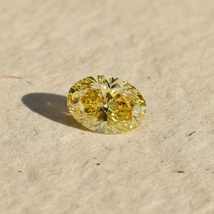Diamant ovale cultivé en laboratoire de 2,33 carats, VS1/jaune vif fantaisie