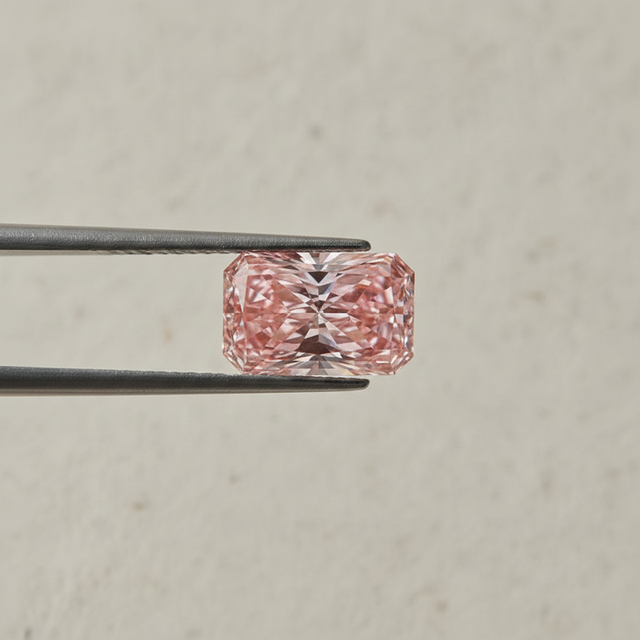 Diamant cultivé en laboratoire de 4,01 carats, taille radiante, VS1/rose vif fantaisie
