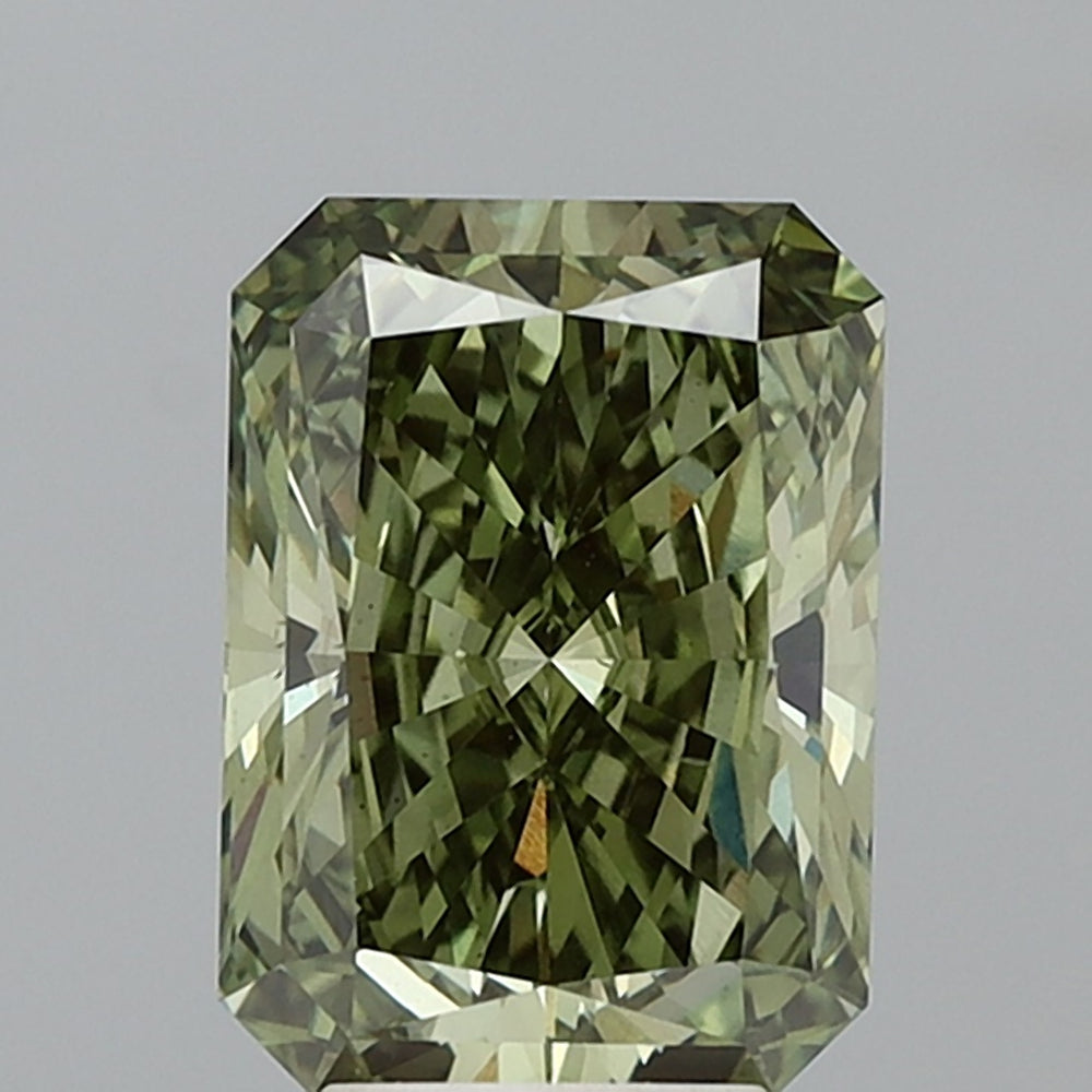 Diamante cultivado en laboratorio de corte radiante de 5,01 quilates frente a un elegante verde intenso