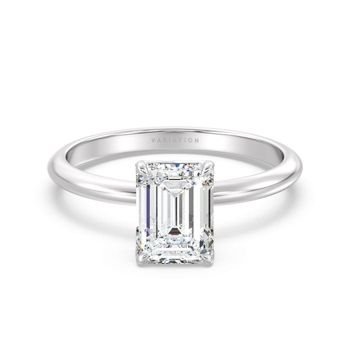 Classic Emerald Cut Solitaire Engagement Ring avec un diamant émeraude cultivé à 4 grilles en or 18K