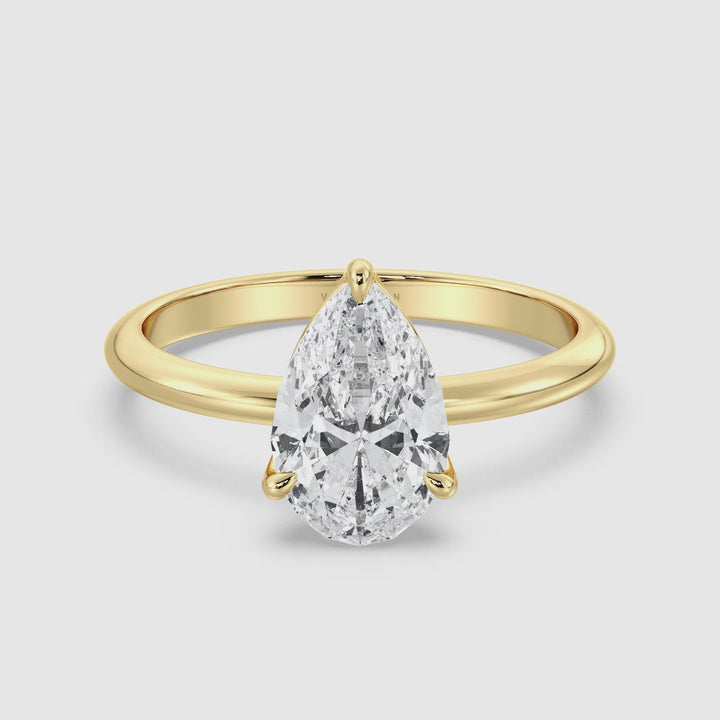 Elegant Pear Cut Lab Diamond Solitaire -förlovningsring i 18K guld tillgängligt i 1, 2, 3 och 4 karatalternativ