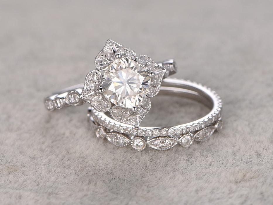 Cushion-Cut Moissanite Bridal Ring Set in Floral Design