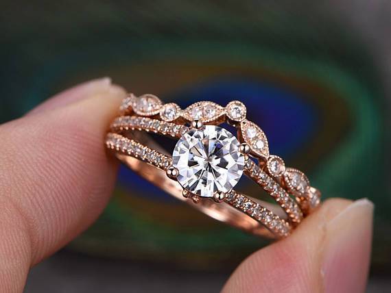 Close-up view of a 1.0 CT Round Cut Moissanite Bridal Ring Set