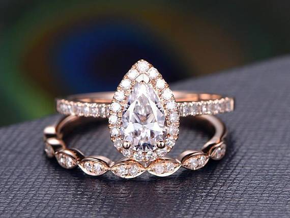 Shimmering 1.0 CT Pear Cut Moissanite Engagement Ring with Halo and Milgrain Accents