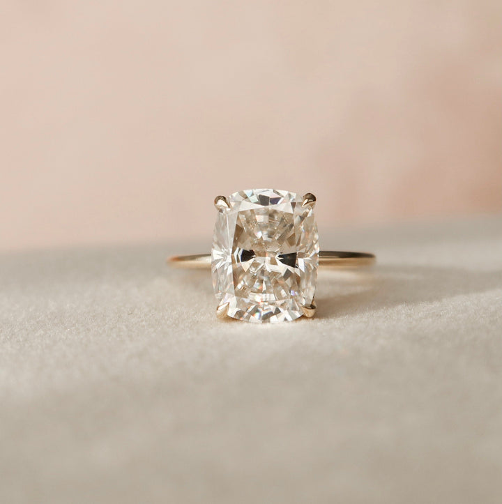 6.0 CT Cushion Cut Solitaire Solitaire Moissanite Engagement Ring